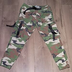 Krtamy Camouflage Cargo Pants with Black Belt‎